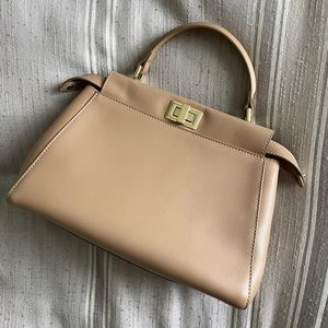 Peek-a-boo style handbag